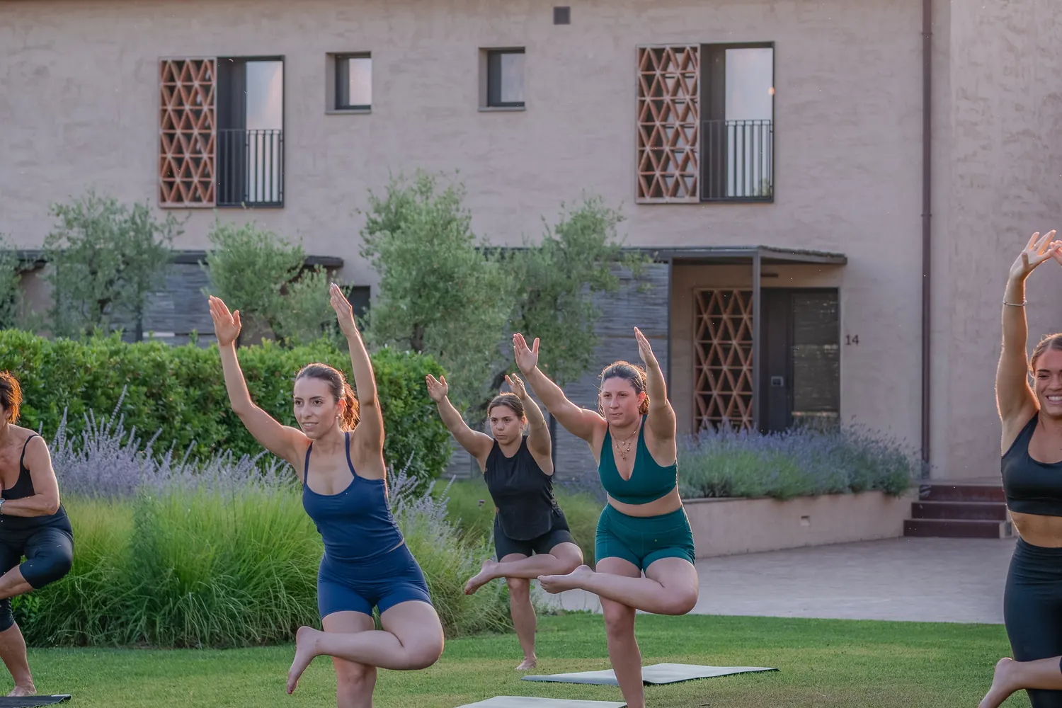 Lezione di Yoga di gruppo all'aperto durante un evento Cora Studio in Toscana