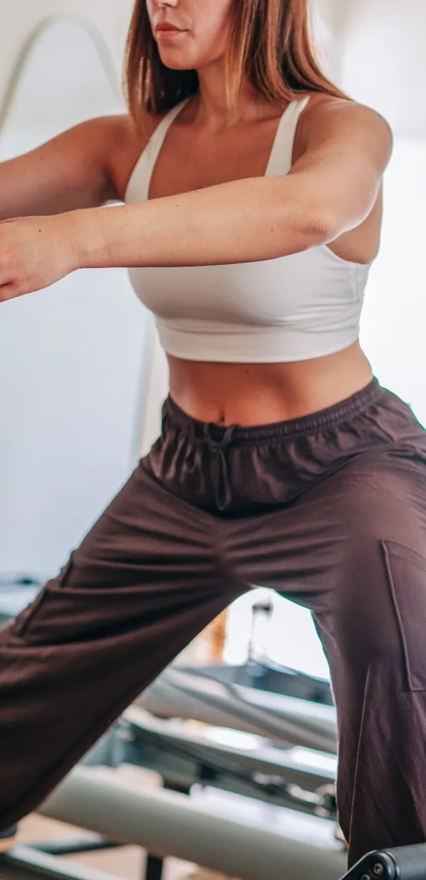 Allungamento laterale sul Reformer a Cora Studio, Montale (Pistoia)