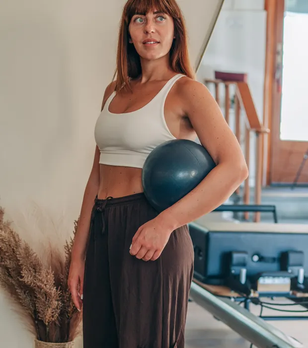 Matilde con la softball nella sala Pilates di Cora Studio a Montale
