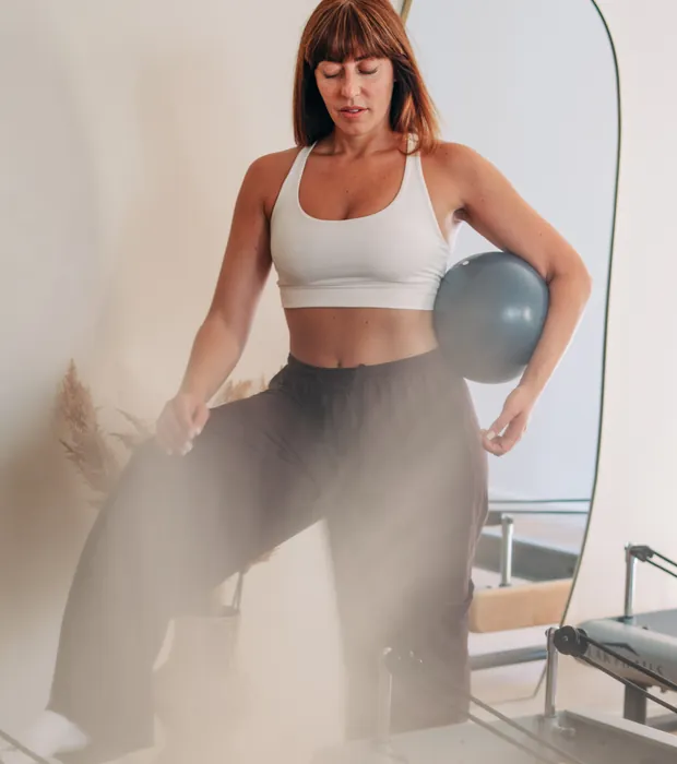 Movimento fluido durante una lezione di Pilates a Cora Studio, Montale