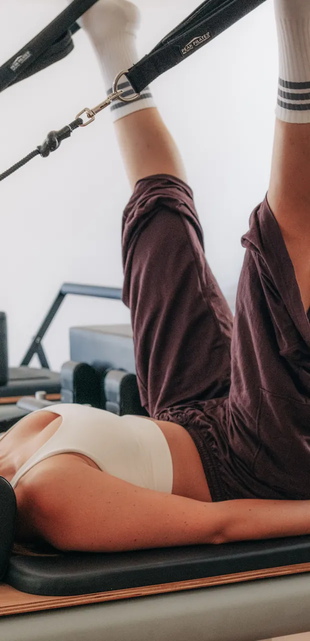 Esercizio di Pilates Reformer con le cinghie a Cora Studio, Montale (PT)