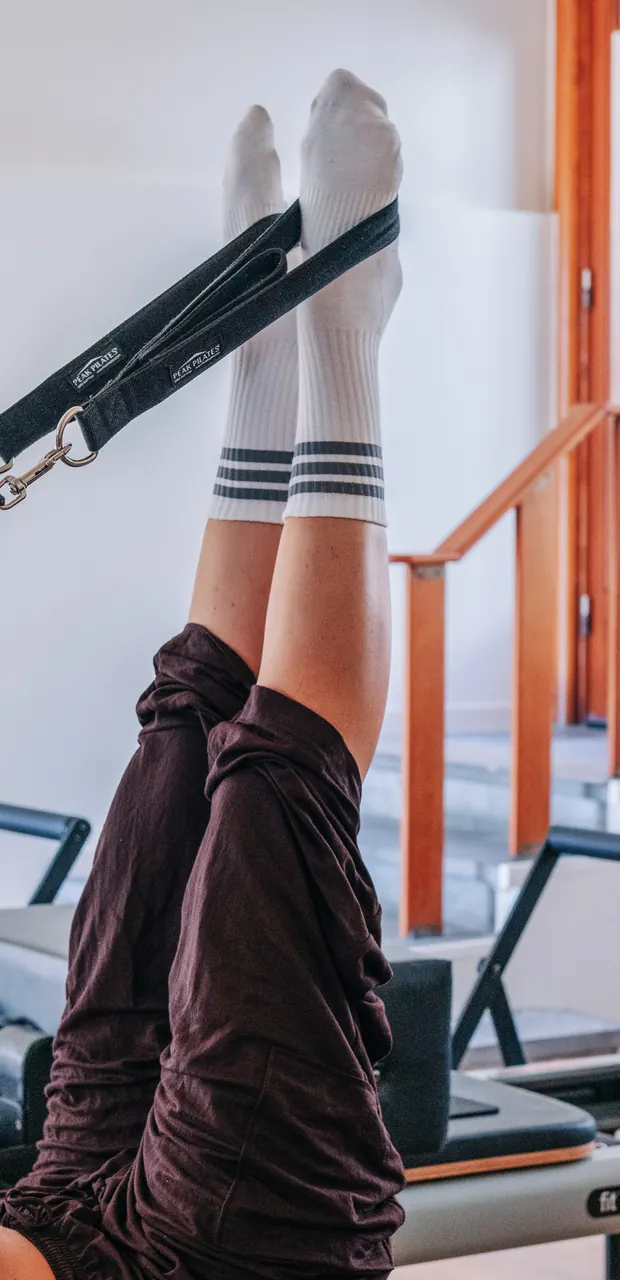 Esercizio di Pilates Reformer per le gambe a Cora Studio, Montale (PT)