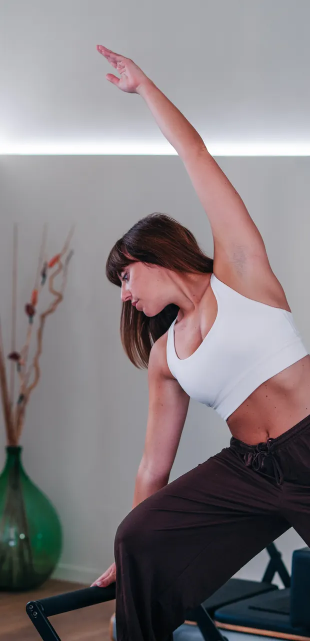 Allungamento laterale in una lezione di Pilates a Cora Studio, Montale (PT)