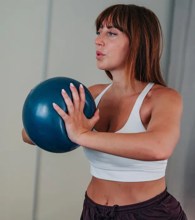 Esercizio di Pilates con softball nello studio di Montale, Pistoia