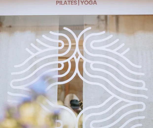 Insegna e vetrina di Cora Studio Pilates e Yoga a Montale, in provincia di Pistoia