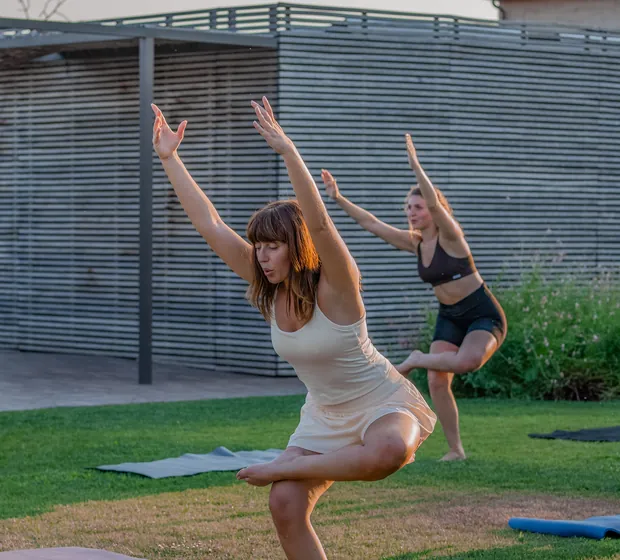 Lezione di Yoga in gruppo all'aperto a Montale, provincia di Pistoia