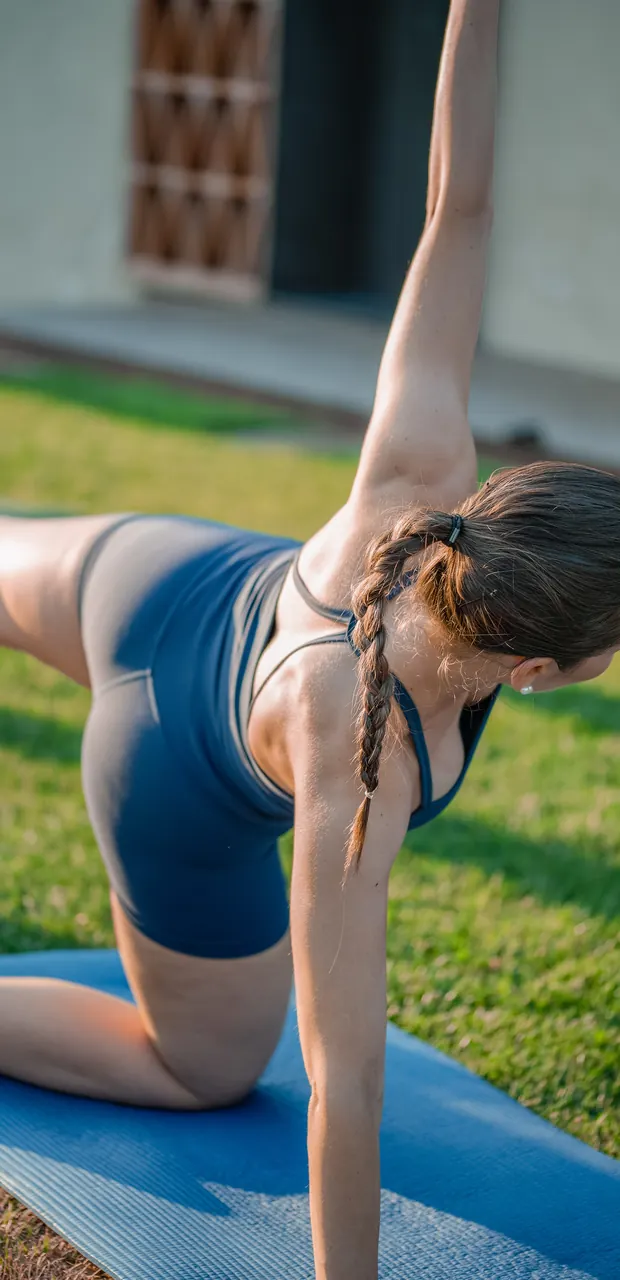 Posizione di equilibrio durante una pratica Yoga all'aperto a Montale, Pistoia